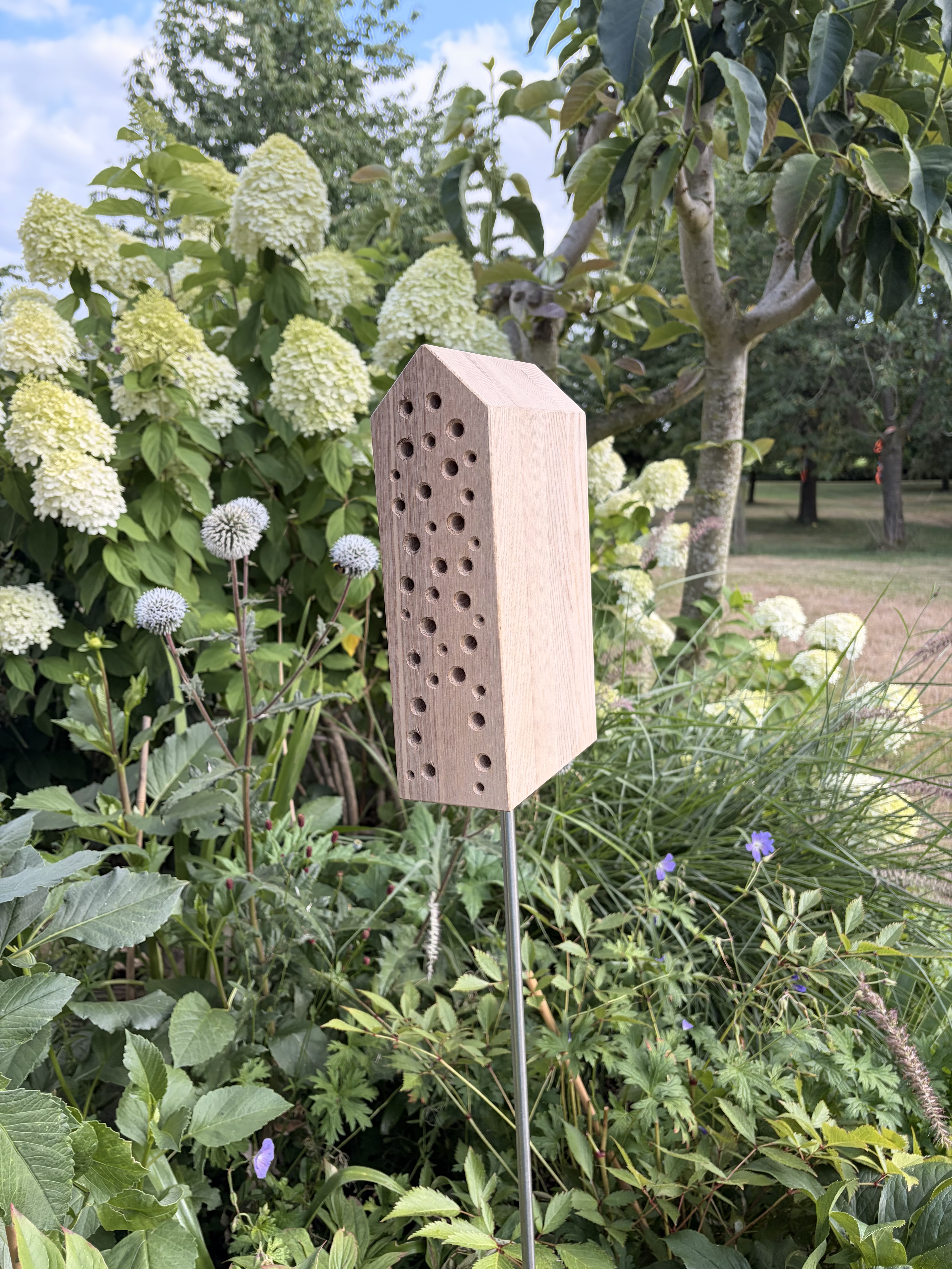 Insektenhotel aus massiver Esche mit abgesenkten Bohrungen