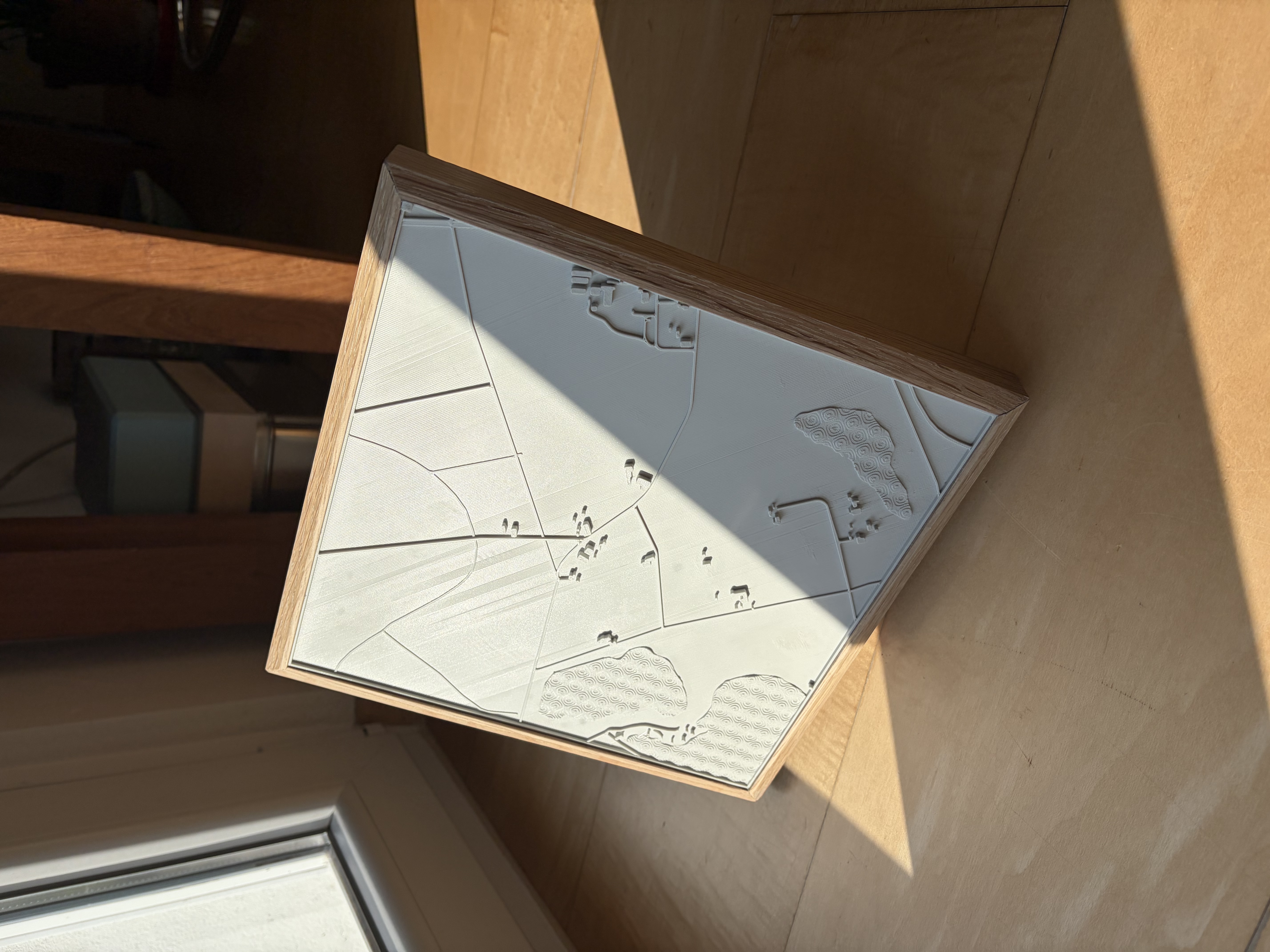 Minimalistische Stadtkarte aus 3D-Druck in Eichenrahmen